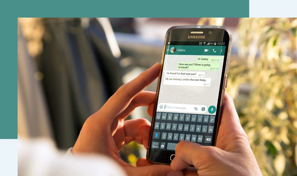 Comment savoir avec qui ma petite amie discute sur WhatsApp ?