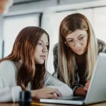 Les adolescents sont de plus en plus actifs en ligne. Voici des conseils pour accéder à Internet en toute sécurité que vous devez essayer