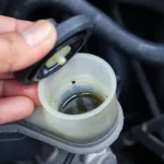 Caractéristiques : L’huile de direction assistée doit être changée pour que le volant reste léger